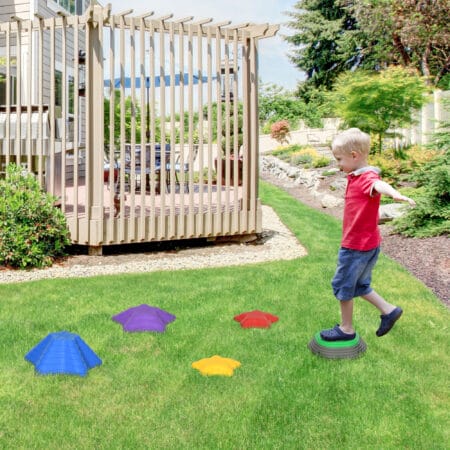 Stapelspielzeug in Form von rutschfesten Flusssteinen, ideal für Balancespiele bis 80kg. Es fördert Koordination und Körperbeherrschung bei Kindern.