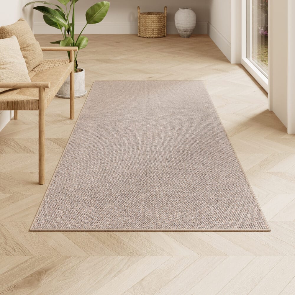 Kunstjute-Teppich im Boho-Design in Kamelbraun mit gewebter Optik und rutschfester Rückseite. Hohe Strapazierfähigkeit und ideale Größe (150 x 80 cm) für eine warme Atmosphäre in jedem Raum.
