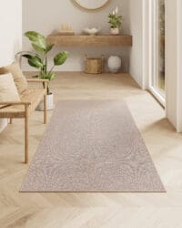 Kunstjute-Teppich im Boho-Design in Kamelbraun mit gewebter Optik und rutschfester Rückseite. Hohe Strapazierfähigkeit und ideale Größe (150 x 80 cm) für eine warme Atmosphäre in jedem Raum.