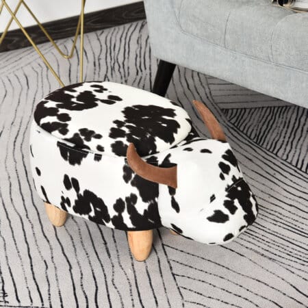 Ein niedlicher Tierhocker im Schweinchen-Design mit integriertem Stauraum in Schwarz-Weiss.