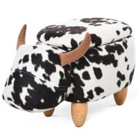 Ein niedlicher Tierhocker im Schweinchen-Design mit integriertem Stauraum in Schwarz-Weiss.