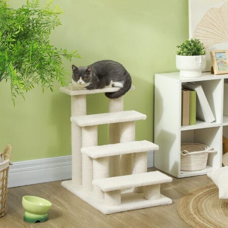 Beige Tiertreppe mit 4 Stufen.