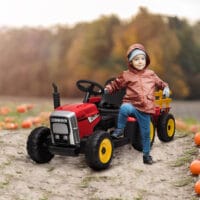 Roter Traktor als Elektroauto für Kinder von 3-6 Jahren, inklusive abnehmbarem Anhänger für realistisches Spielen.