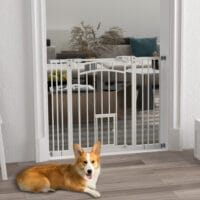 Weisses Treppenschutzgitter 74-100cm ohne Bohren, mit integrierter Katzenklappe für Haustiere und Kindersicherheit.