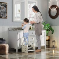 Grauer Tritthocker 3 Stufen höhenverstellbar mit Anti-Rutsch-Oberfläche für Kinder von 2 bis 5 Jahren, sichere Selbstständigkeit.