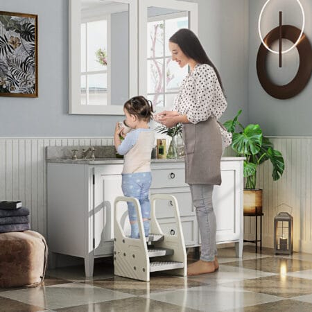 Grauer Tritthocker 3 Stufen höhenverstellbar mit Anti-Rutsch-Oberfläche für Kinder von 2 bis 5 Jahren, sichere Selbstständigkeit.