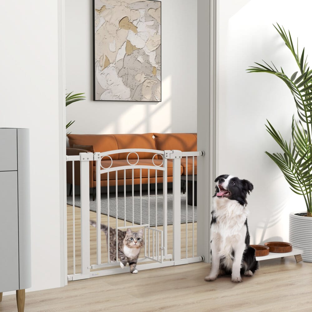 Ein weisses Türschutzgitter mit integrierter Katzentür, verstellbar von 76-104cm, geeignet für mittelgrosse Hunde.