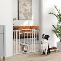 Ein weisses Türschutzgitter mit integrierter Katzentür, verstellbar von 76-104cm, geeignet für mittelgrosse Hunde.
