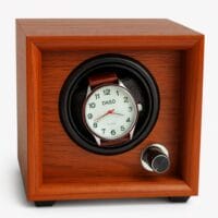 Uhrenbeweger Mr. Smith in Hellbraun mit Automatikuhr, Vorderansicht frontal