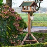 Wetterfestes Futterhaus mit Ständer, dekorativ für die Vogelfütterung.