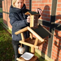 Dekoratives Vogelhäuschen mit Ständer, wetterfest und perfekt zur Vogelfütterung.