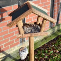 Wetterfestes Futterhaus mit Ständer, dekorativ für die Vogelfütterung.