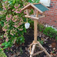 Wetterfestes Futterhaus mit Ständer, dekorativ für die Vogelfütterung.