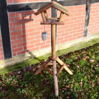 Wetterfestes Futterhaus mit Ständer, dekorativ für die Vogelfütterung.