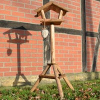 Wetterfestes Futterhaus mit Ständer, dekorativ für die Vogelfütterung.