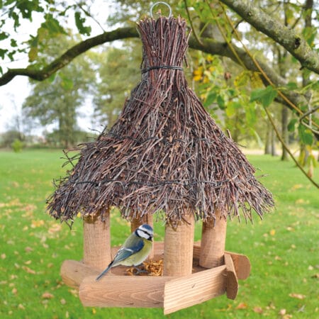 Wetterfestes Vogelhaus Naturblick aus Holz mit Reisigdach und Aufhängering.