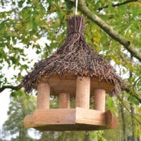 Wetterfestes Vogelhaus Naturblick aus Holz mit Reisigdach und Aufhängering.