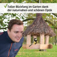 Wetterfestes Vogelhaus Naturblick aus Holz mit Reisigdach und Aufhängering.