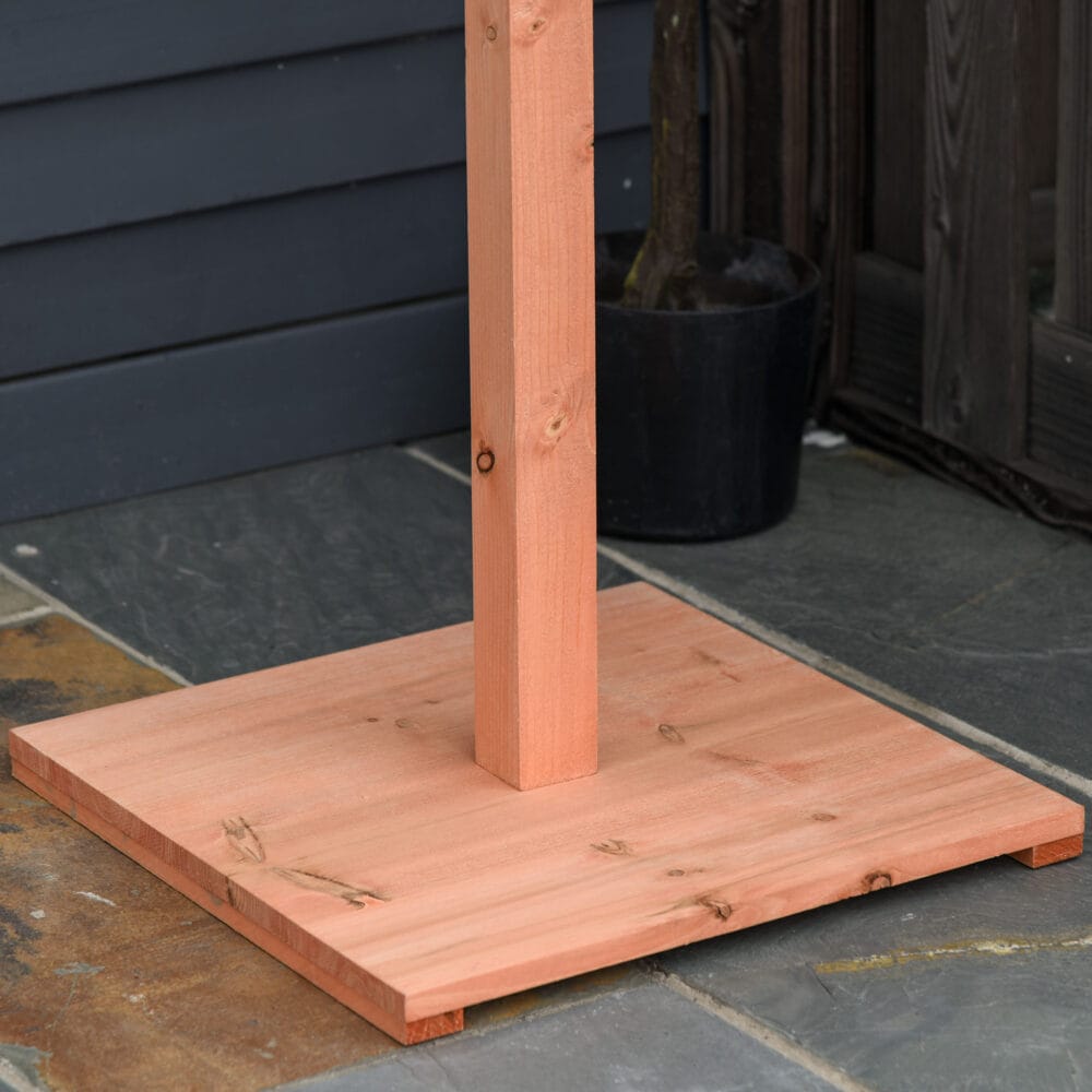 Holz-Vogelvilla mit Ständer (Ø52x130cm).