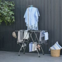 Grosser klappbarer Wäscheständer mit Teleskopstangen