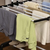 Schwarzer Wäscheständer und Wäschetrockner mit 4 Ebenen und Rollen platzsparend