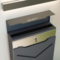Ein anthrazitfarbener Wandbriefkasten aus Stahl mit Zeitungsfach, Maße 37x105x37cm.
