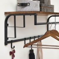 Wandgarderobe mit Ablage und fünf Haken, stilvoll und funktional.