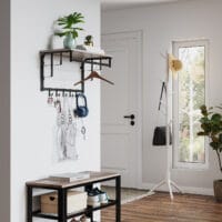 Wandgarderobe mit Ablage, platzsparend und funktional.