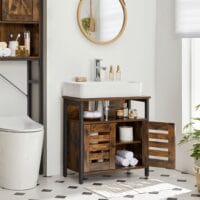 Waschbeckenunterschrank mit Regal und Lamellentüren im Vintage-Stil.