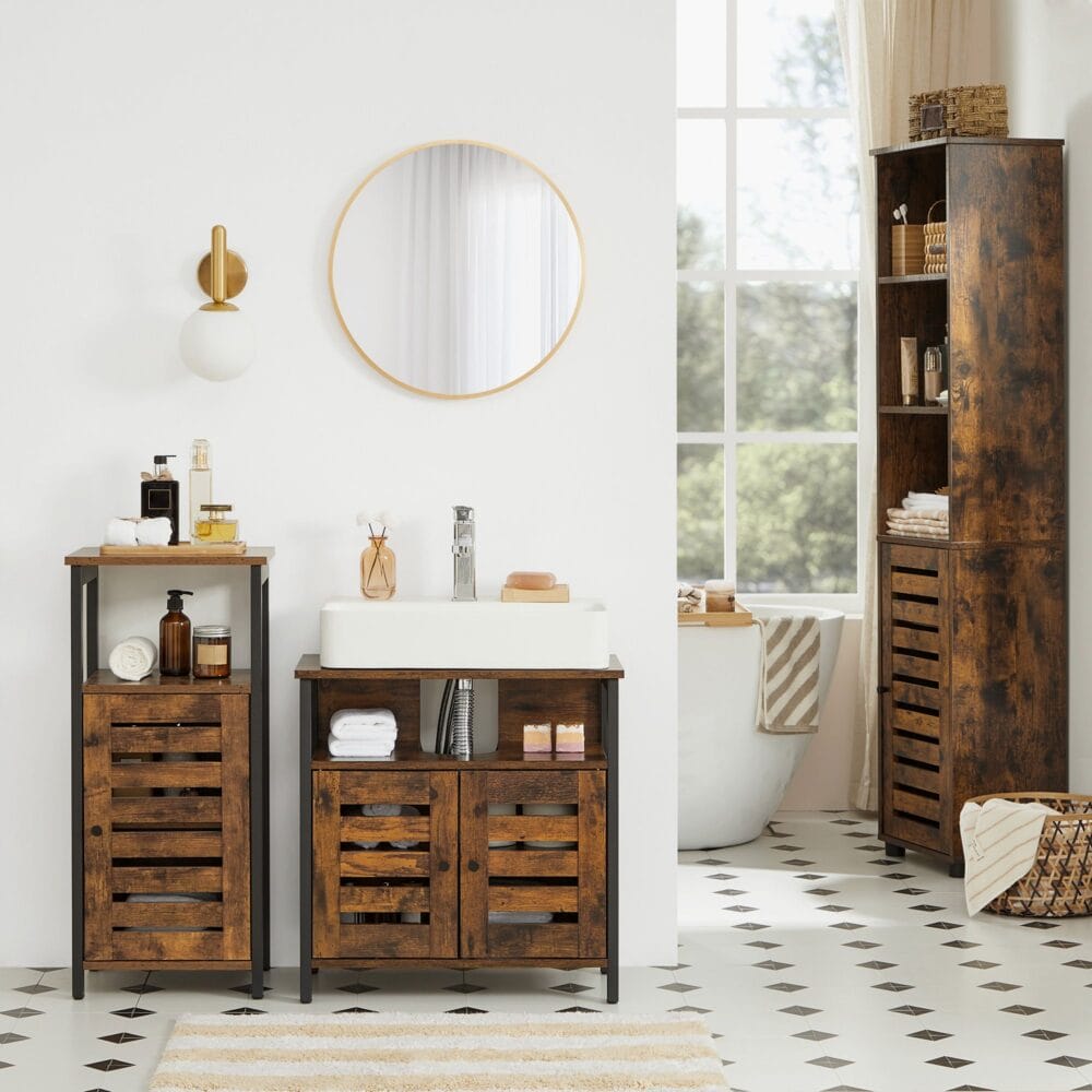 Waschbeckenunterschrank mit Regal und Lamellentüren im Vintage-Stil.