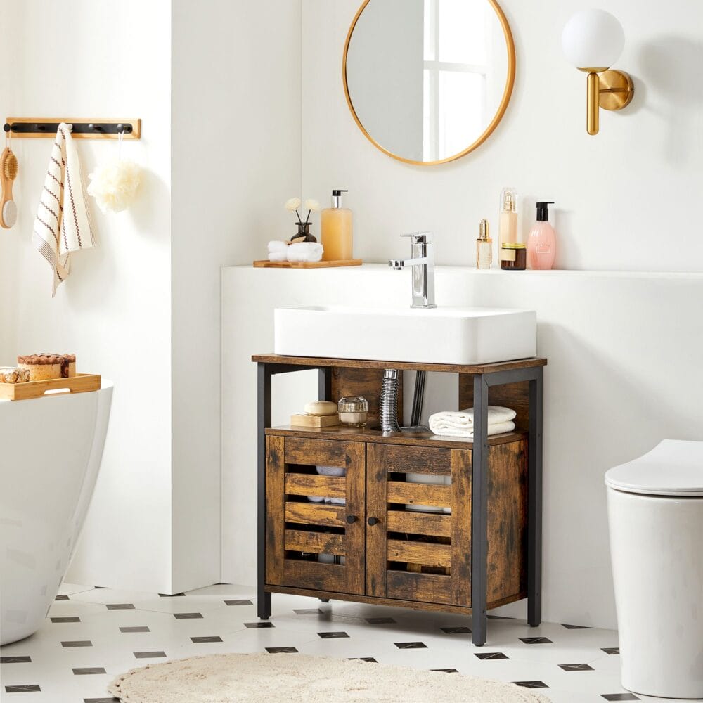 Waschbeckenunterschrank mit Regal und Lamellentüren im Vintage-Stil.