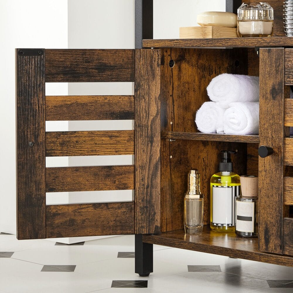 Waschbeckenunterschrank mit Regal und Lamellentüren im Vintage-Stil.