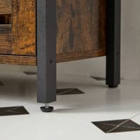 Waschbeckenunterschrank mit Regal und Lamellentüren im Vintage-Stil.