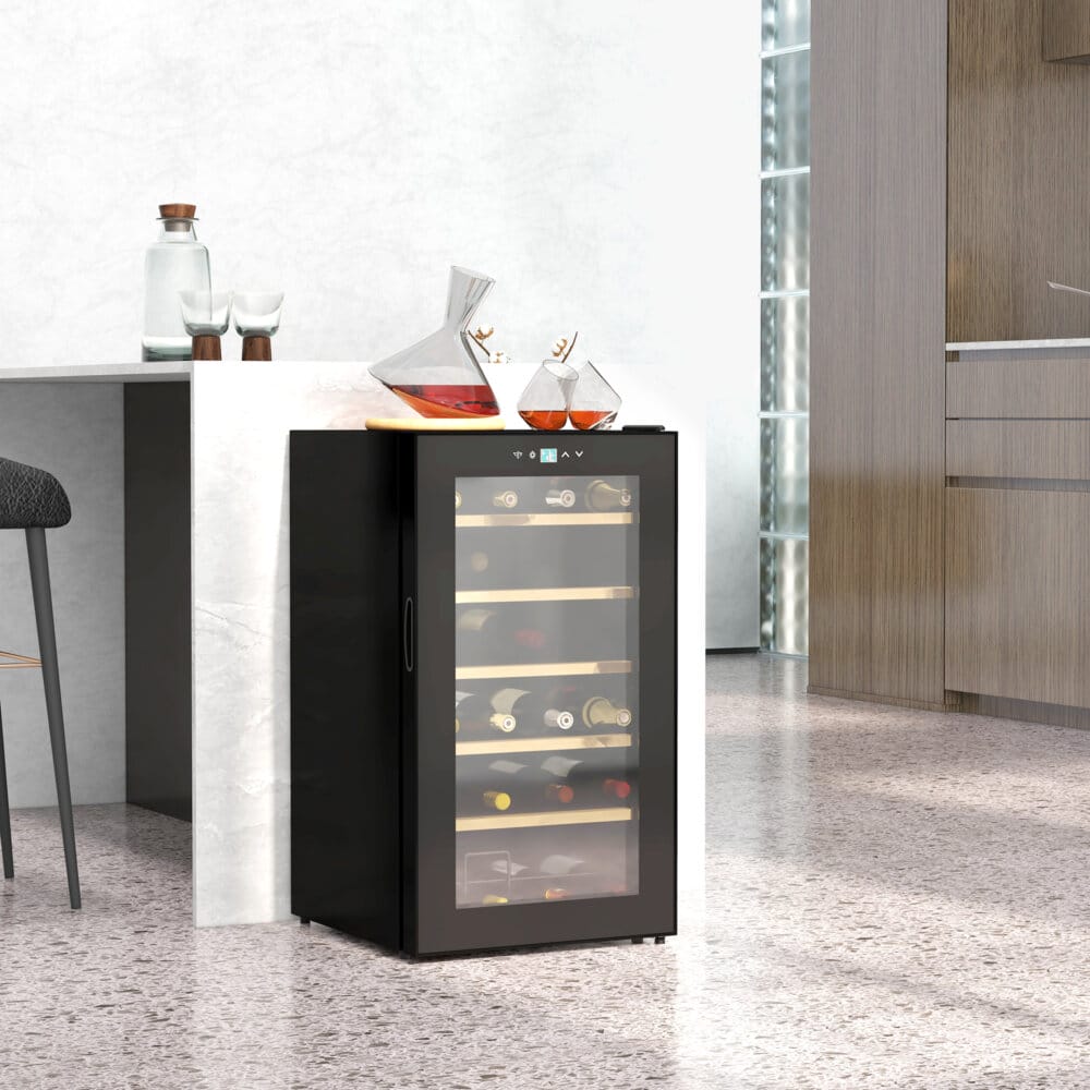 Ein schwarzer Weinkühlschrank und Weinklimaschrank für 24 Flaschen mit LED-Beleuchtung.