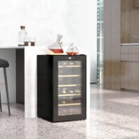 Ein schwarzer Weinkühlschrank und Weinklimaschrank für 24 Flaschen mit LED-Beleuchtung.