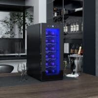 Ein Weinkühlschrank und Weinkühler für 12 Flaschen, 30 Liter Fassungsvermögen, Temperaturbereich 8-18 Grad Celsius, mit LED und Touchscreen.
