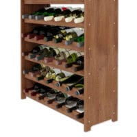 Detailansicht der unteren Ebenen des Weinregals aus Kiefernholz in Braun geölt. Die stabile Konstruktion und die sorgfältige Verarbeitung sind gut erkennbar.