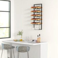 Braunes, wandmontierbares Weinregal für 15 Flaschen & 4 Gläser.