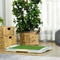 Blaue Welpentoilette mit Kunstrasen (63x48,5cm) für Indoor & Outdoor.