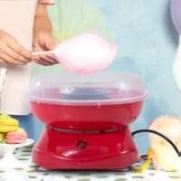 Eine rote Zuckerwattemaschine, ideal für Partys und Veranstaltungen.